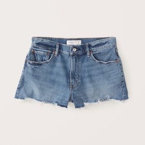 NWT Abercrombie Curve Love Mid Rise Mom Shorts medium wash size 33